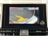 画面でテレビ番組を視聴できる装備です。停車中の休憩時間などに映像を楽しめるため、車内で過ごすひとときにも活用いただけます。画面表示も見やすく、気分転換の時間をサポートしてくれます。