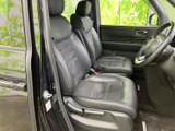 前席は身体を支える形状のシートで、ゆったりと腰掛けられる空間です。運転席からの見通しも確保され、落ち着いた色合いの内装で日常の移動を快適に過ごせます。