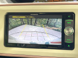【バックカメラ】駐車時に後方がリアルタイム映像で確認できます。大型商業施設や立体駐車場での駐車時や、夜間のバック時に大活躍!運転スキルに関わらず、今や必須となった装備のひとつです!