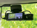 ルームミラー付近に画面付きのカメラ機器が備わり、車両後方の映像を確認できます。駐車時など、周囲の状況を目で確かめたい場面で活用いただける装備です。