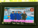 テレビ番組を画面に表示でき、停車中の待ち時間などに映像を楽しめます。画面上で時刻も確認できるため、休憩時にも便利にお使いいただける装備です。