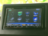 オーディオやテレビなどの項目が画面に並び、使いたい機能を選びやすい構成です。タッチ操作で音楽や各種メニューにアクセスでき、日々の移動を快適にサポートします。