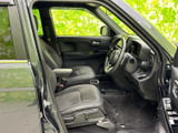 前席はゆとりを感じる配置で、窓から外の様子を確認しやすい室内です。運転席まわりまで見渡しやすく、乗り降りの際も足元を確認しやすい落ち着いた空間に仕上がっています。