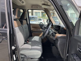 明るい色合いのシートと落ち着いた内装色が調和し、運転席まわりも見渡しやすい空間です。前方や左右の窓から外を確認しやすく、乗り降りもしやすい開口部が備わっています。
