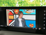 テレビ番組を表示できる画面を備え、停車中の待ち時間などに映像を視聴できます。画面上の操作アイコンも並び、用途に応じた画面切り替えが分かりやすい装備です。