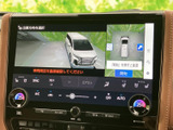 周囲の映像と車両位置を画面上で確認でき、駐車や出庫時の状況把握をサポートします。進行方向を選ぶ案内も表示され、周囲を確認しながら操作したい場面で便利です。