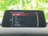 FM・AMのほかBluetoothなど、選べる音源が画面に一覧表示され、利用したい項目を見つけやすい構成です。お好みの音楽やラジオを楽しみたい日常の移動に便利にお使いいただけます。