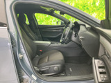 前席はシートに腰掛けた際の視界が広く、運転席から周囲を見渡しやすい空間です。落ち着いた色合いのシートや足元のマットも備わり、日常使いしやすい室内に仕上がっています。