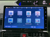 大きな画面に名称や電話番号、テレビ、Bluetooth Audioなどの項目が並び、目的のメニューを見つけやすい構成です。表示が整理されており、日常の操作にも役立ちます。