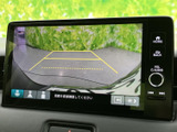 後方の様子を画面で確認しながら駐車でき、ガイドラインも表示されます。周囲の状況を把握しやすく、駐車時の確認を助けてくれる便利な装備です。