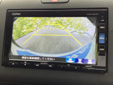 後方の様子を画面で確認でき、駐車時の周囲確認をサポートします。ガイドラインも表示されるため、車庫入れや駐車スペースへの後退時に、位置関係を把握する目安として活用できます。