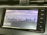 停車中にテレビ映像を楽しめる装備です。画面に映像が表示され、休憩時間などに車内で番組を視聴できます。移動の合間に気分転換したいときにも活用いただけます。