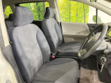 運転席まわりには十分なスペースがあり、大柄な方でもゆったり運転していただける環境です。