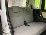 後席は左右に座面が広がり、ヘッドレストも備えた落ち着いた空間です。窓から外の様子を感じながら過ごせるため、ご家族や同乗者との移動にも使いやすい室内です。
