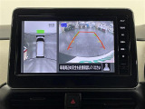 【アラウンドビューモニター】自車周辺をぐるりと俯瞰できるカメラで危険を察知。上空からの映像で自動車や障害物の位置が詳細に確認できるので、狭い駐車場でも安心して駐車できますね。