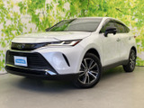 洗練されたフロントまわりに、シャープなヘッドライトと大きく広がるグリルが映えます。白いボディとのコントラストも印象的で、街中でも存在感のある佇まいです。