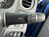 レバーに各種マークや表示が記されており、運転席から内容を確認しやすい仕様です。周辺のスイッチ類とあわせて視認しやすく、操作が必要な場面でも手元で確認しながら扱えます。