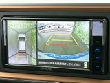 後方の映像と車両周辺を上から捉えた表示を確認でき、駐車時の安全確認をサポートします。ガイド線も表示されており、周囲との位置関係を把握しながら落ち着いて操作できます。