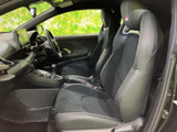 前席は身体に沿う形状で、座った際に落ち着きやすい印象です。運転席まわりを見渡しやすく、乗り降りの際もシートや足元を確認しやすい室内となっています。