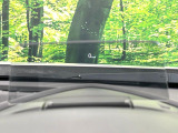 【ヘッドアップディスプレイ】現在の速度や走行情報をデジタル表示で運転席前方のガラスに投影!運転中、目線をずらさず必要な情報を確認できるのでとっても便利で安心!