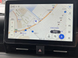 地図を大きく表示でき、周辺の道路や目印を確認しながら目的地までのルートを把握しやすい画面です。タッチ操作で地図の拡大縮小にも対応し、初めての場所へのお出かけにも役立ちます。