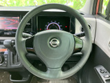 握りやすい形状で、運転姿勢を保ちながらハンドル操作がしやすい印象です。メーター類も前方にまとまり、運転に必要な情報を確認しやすい配置です。
