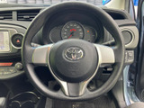 握りやすい形状で、運転席からメーターや周囲のスイッチにも目を向けやすい配置です。日々の運転で手になじみやすく、扱いやすさに配慮されています。
