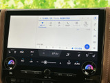 画面上でナビやオーディオなどの項目を確認でき、目的に応じた機能を選びやすい構成です。空調関連の操作部もまとまっており、日常で使う装備を手元で確認できます。