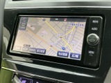 地図上に道路や周辺施設が表示され、現在地を確認しながら目的地までの移動をサポートします。画面下部には縮尺や表示切替の項目が並び、必要な情報を選びやすい構成。初めての場所へ向かう際にも便利です。