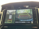 後方映像に加えて車両周辺の状況も画面で確認でき、駐車時の周囲確認をサポートします。ガイド表示もあり、車庫入れや縦列駐車の際に役立つ装備です。