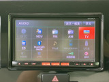 音楽やラジオ、テレビなど複数の音源が画面上に一覧表示され、使いたい項目を選びやすい構成です。設定や音源切替の入口もまとまり、日常の移動を便利に彩ります。