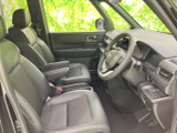 運転席と助手席にはゆったりとしたシートが並び、腕を預けられるアームレストも備わります。前方の視界が広く、落ち着いた室内で毎日の移動を快適にお過ごしいただけます。