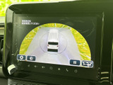 車両後方の状況を画面で確認できるため、駐車や後退時の安全確認をサポートします。周囲の見え方をモニターで補えるので、車庫入れや駐車枠に合わせる際にも心強い装備です。