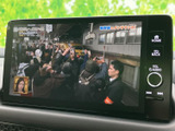テレビ番組を画面で楽しめる装備です。停車中の休憩時間にも映像を視聴でき、待ち時間を過ごす際に便利です。画面表示も大きく、ニュースや番組をゆっくり楽しみたい方におすすめです。