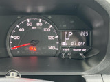 速度計と表示部がひと目で確認しやすい位置にまとまり、運転中に必要な情報を把握しやすい構成です。シンプルな配置で、表示の切り替えや各種ランプも視認しやすくなっています。