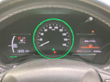 速度や各種車両情報をひと目で確認しやすい配置です。表示がまとまっていて視線の移動を抑えやすく、運転中に必要な情報を把握しやすい実用的な装備となっています。