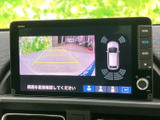後方の映像に加え、車両周囲の状況を示す表示も確認できます。駐車時に後方を確かめる手助けとなり、画面上のガイドを目安にしながら車庫入れを行える便利な装備です。