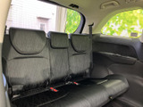 左右に並ぶシートとそれぞれのヘッドレストを備え、後席の乗員にも配慮された空間です。側面や後方の窓から外の様子を感じられ、複数人でのお出かけや送迎など、日常の幅広い場面で活用できます。