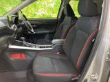 運転席と助手席が並ぶ前席は、座面や背もたれの模様がアクセントになっています。前方を見渡しやすい着座位置で、助手席の方も景色を楽しみながら移動できる空間です。