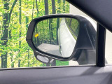 【ブラインドスポットモニター】走行中、ドアミラーの死角になりやすい箇所に後続車が接近するとサイドミラーのレンズに警告を表示!ドライバーに注意喚起をしてくれます。