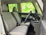 窓から光が入り、運転席まわりまで明るく感じられる室内です。前席はゆったりとした形状で、乗り降りの際にも座面へアクセスしやすく、日々の移動を快適に支えます。
