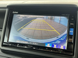 後方の様子を画面で確認でき、駐車時の周囲確認をサポートします。目安となるガイド線も表示されるため、車庫入れや狭い場所での駐車時に役立つ装備です。