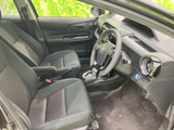 運転席まわりは視界が広く、前方や周囲の状況を確かめやすい配置です。シートは落ち着いた色合いで、足元にもゆとりを感じられます。毎日の移動を快適に過ごしたい方におすすめです。