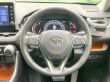【純正革巻きステアリング】上質な革を使用することで、手にしっかり馴染みとても運転しやすいハンドルです♪
