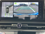 車両周辺を複数の視点から画面で確認でき、駐車時や狭い場所での取り回しをサポートします。ガイド線も表示されるため、周囲の状況を目で確かめながら落ち着いて操作しやすい装備です。