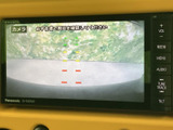 後方の様子を画面で確認でき、目安となるガイド表示も備わっています。駐車時や狭い場所での後退をサポートし、周囲を目視で確認する際の補助として便利です。