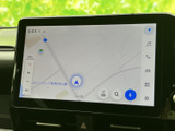 現在地を示す地図表示に加え、縮尺の変更や検索などの操作項目も画面上に配置されています。道順を確認したいときや目的地を探す際に、画面を見ながら使いやすい案内表示です。