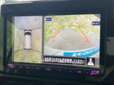 後方の映像に加え、車両周辺を上から確認できる表示もあり、駐車時の周囲確認に便利です。画面上のガイドを目安に、目視と合わせて状況を確かめられます。