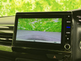 後方の様子を画面に映し出し、駐車時に車両後ろの確認をサポートします。目視と合わせて映像も参考にできるため、駐車スペースへ下がる際に役立つ装備です。