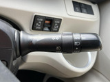 手元で方向指示やライト関連の操作を行えるレバーを備えています。表示が確認しやすく、周囲の状況に応じた操作をサポート。夜間や天候が変わりやすい場面など、日々の運転で頼りになる装備です。